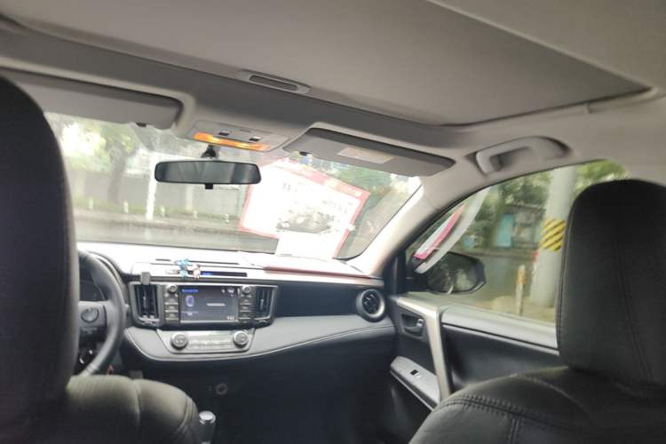 Used Toyota RAV4 2015 2.0L CVT Two-Wheel Drive Fashion Edition Headliner