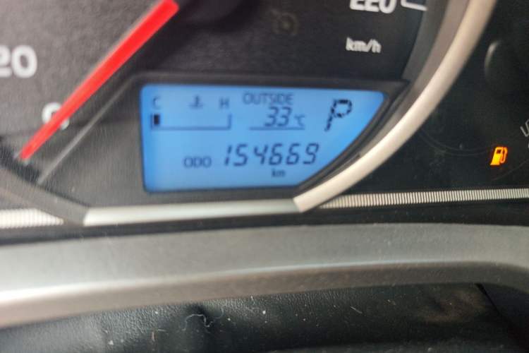 Used Toyota RAV4 2015 2.0L CVT Two-Wheel Drive Fashion Edition Odometer Close Up