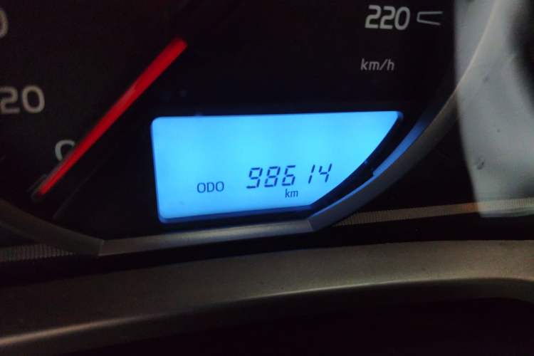 Used Toyota RAV4 2015 2.5L Automatic 4x4 Elite Edition Odometer Close Up