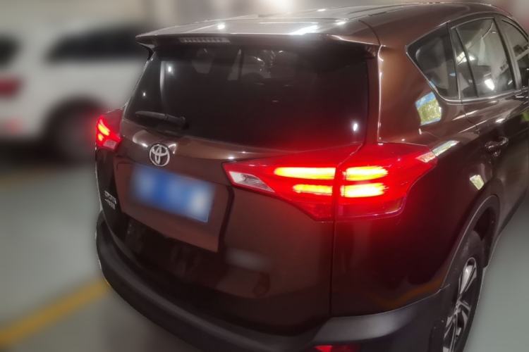 Used Toyota RAV4 2015 2.0L CVT Two-Wheel Drive Fashion Edition Rear