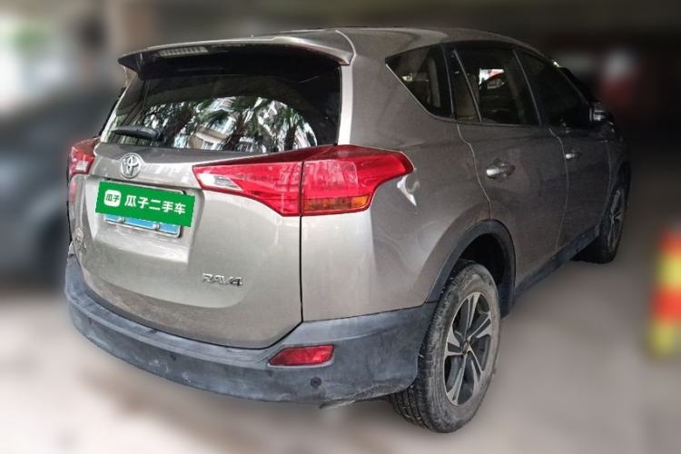 Used Toyota RAV4 2015 2.0L CVT Two-Wheel Drive Fashion Edition Rear Right 45 Deg