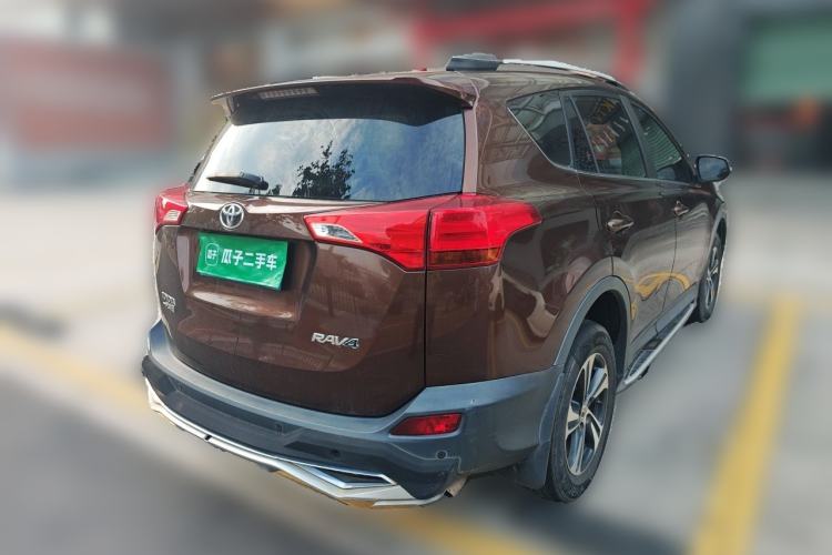 Used Toyota RAV4 2015 2.0L CVT Two-Wheel Drive Fashion Edition Rear Right 45 Deg