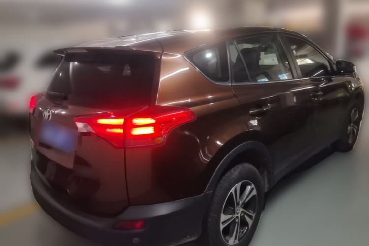 Used Toyota RAV4 2015 2.0L CVT Two-Wheel Drive Fashion Edition Rear Right 45 Deg