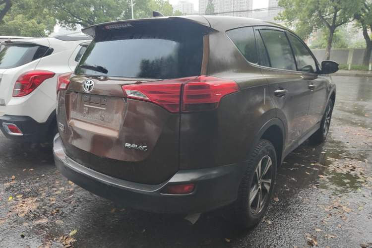 Used Toyota RAV4 2015 2.0L CVT Two-Wheel Drive Fashion Edition Rear Right 45 Deg