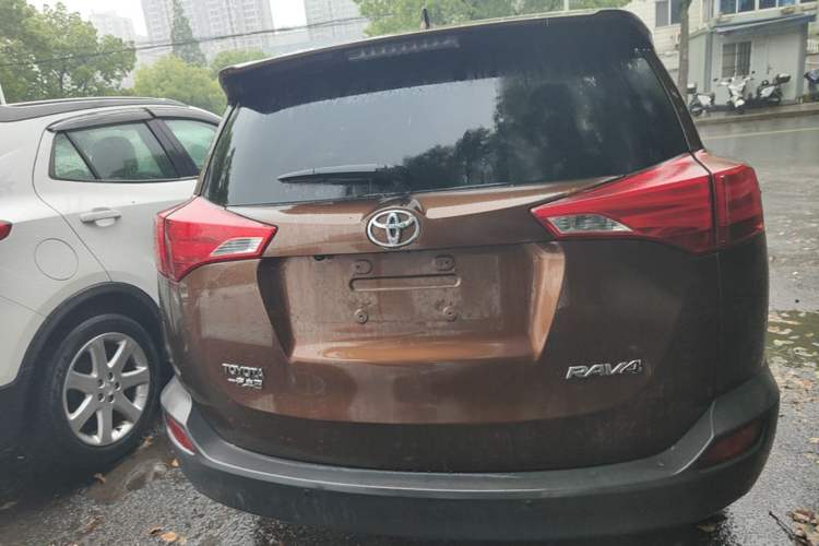 Used Toyota RAV4 2015 2.0L CVT Two-Wheel Drive Fashion Edition Rear