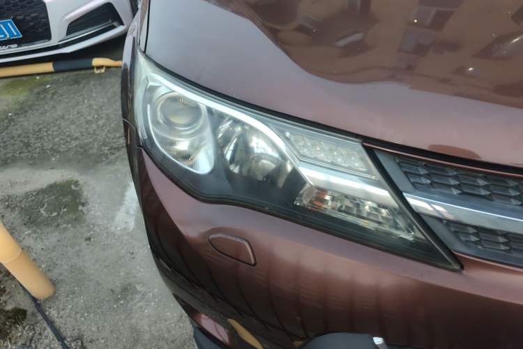 Used Toyota RAV4 2015 2.5L Automatic 4x4 Elite Edition Right Front Headlight