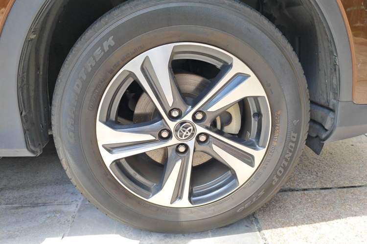Used Toyota RAV4 2015 2.0L CVT Two-Wheel Drive Urban Edition Right Front Wheel Hub