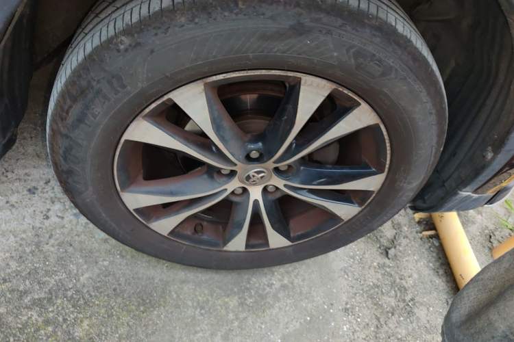 Used Toyota RAV4 2015 2.5L Automatic 4x4 Elite Edition Right Front Wheel Hub
