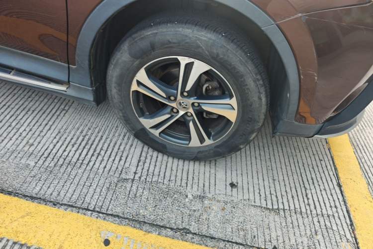 Used Toyota RAV4 2015 2.0L CVT Two-Wheel Drive Fashion Edition Right Front Wheel Hub