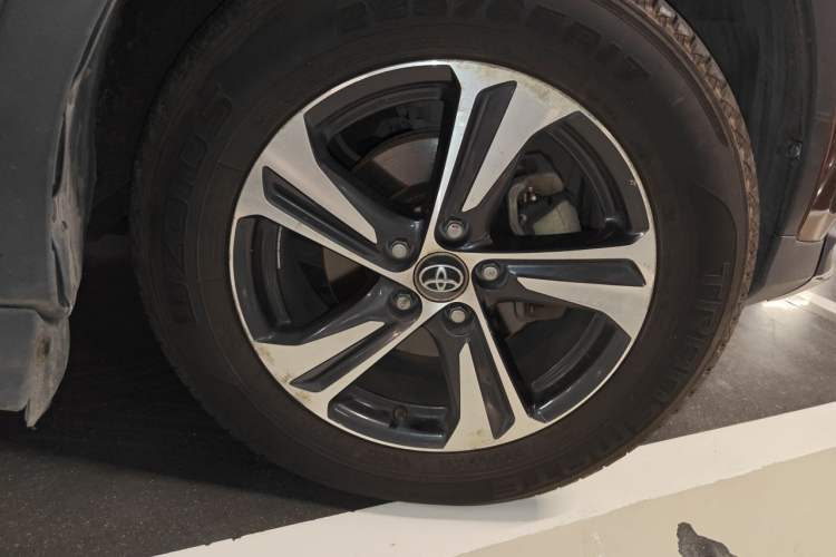 Used Toyota RAV4 2015 2.0L CVT Two-Wheel Drive Fashion Edition Right Front Wheel Hub