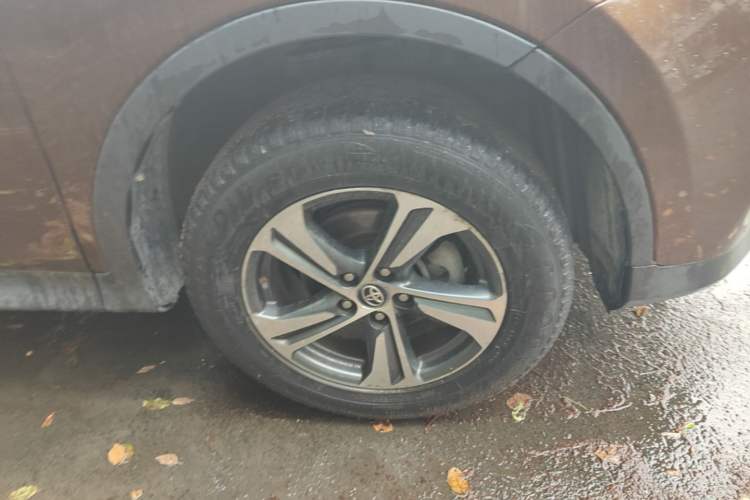 Used Toyota RAV4 2015 2.0L CVT Two-Wheel Drive Fashion Edition Right Front Wheel Hub
