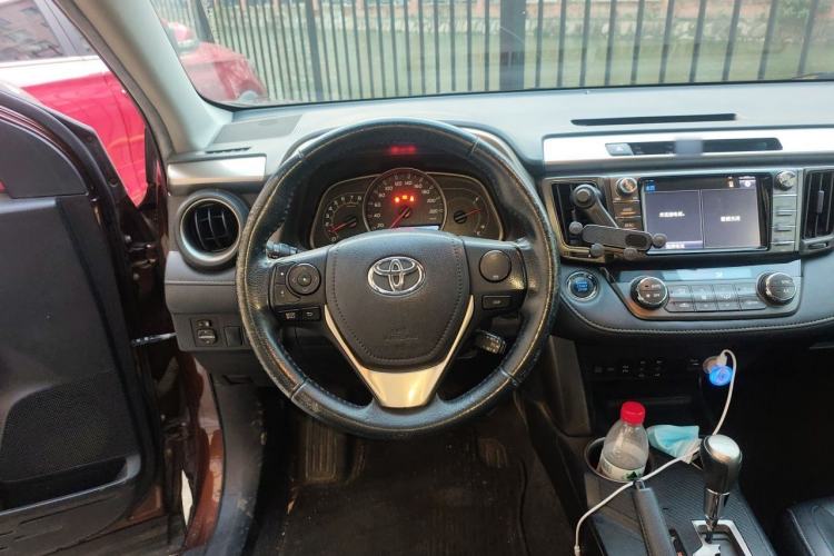 Used Toyota RAV4 2015 2.5L Automatic 4x4 Elite Edition Steering Wheel