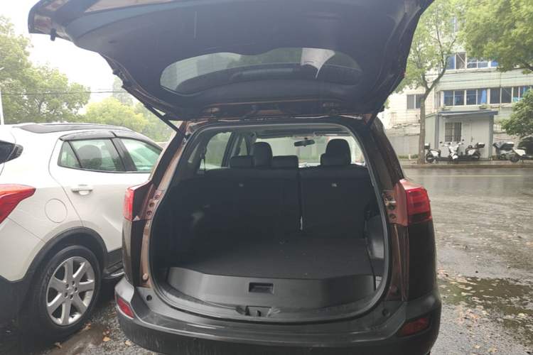Used Toyota RAV4 2015 2.0L CVT Two-Wheel Drive Fashion Edition Trunk