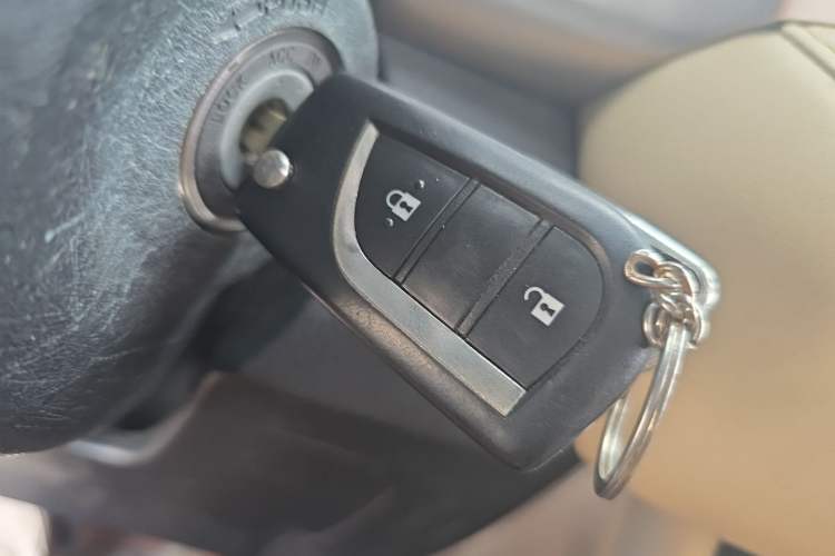 Used Toyota RAV4 2015 2.0L CVT Two-Wheel Drive Fashion Edition Vehicle Key