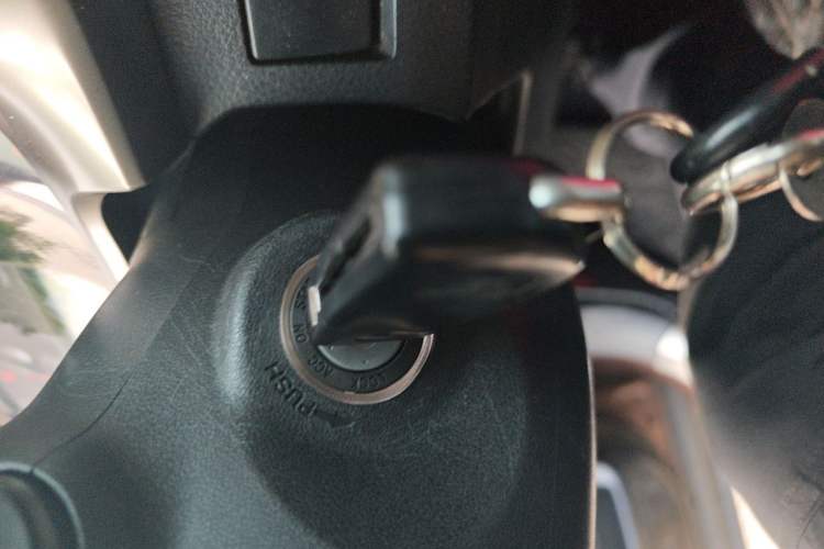 Used Toyota RAV4 2015 2.0L CVT Two-Wheel Drive Fashion Edition Vehicle Key