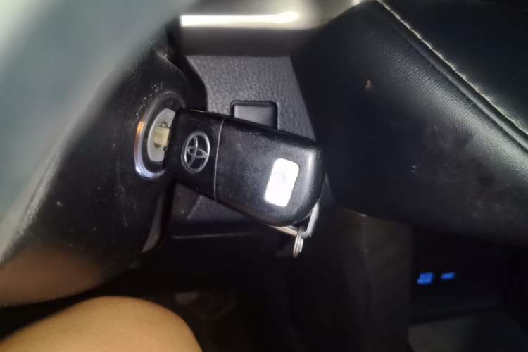 Used Toyota RAV4 2015 2.0L CVT Two-Wheel Drive Fashion Edition Vehicle Key