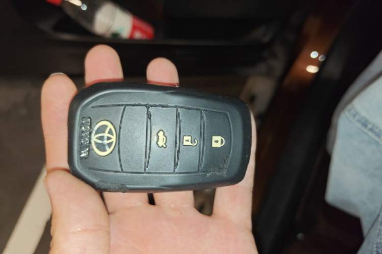 Used Toyota RAV4 2015 2.0L CVT Two-Wheel Drive Fashion Edition Vehicle Key