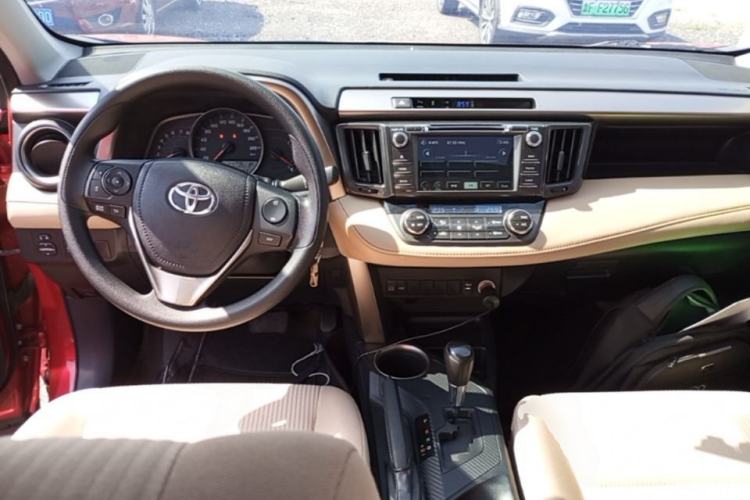 Used Toyota RAV4 2015 2.0L CVT Two-Wheel Drive Fashion Edition Center Console