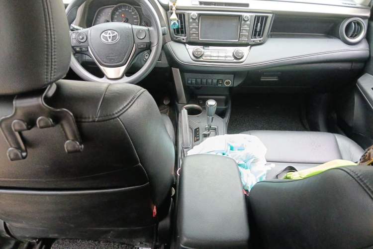 Used Toyota RAV4 2015 2.0L CVT Two-Wheel Drive Fashion Edition Center Console