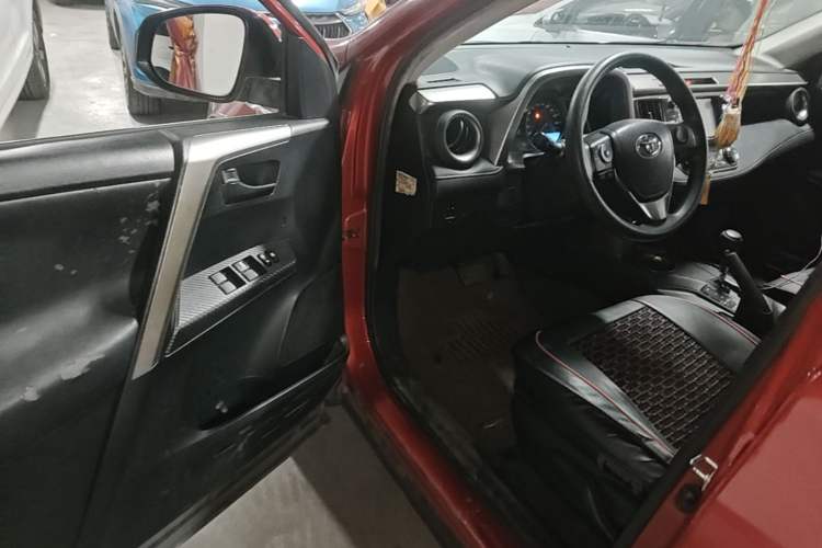 Used Toyota RAV4 2015 2.0L CVT Two-Wheel Drive Fashion Edition Driver Seat