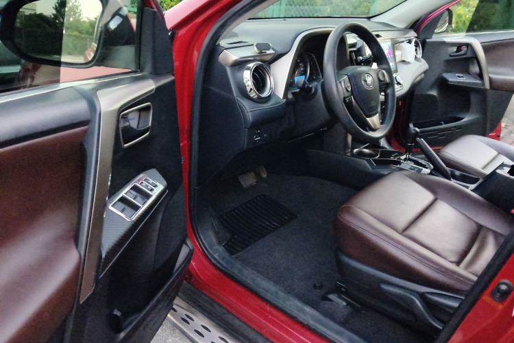 Used Toyota RAV4 2015 2.0L CVT Two-Wheel Drive Fashion Edition Driver Seat