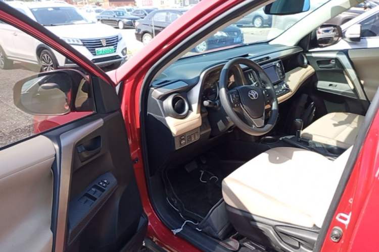 Used Toyota RAV4 2015 2.0L CVT Two-Wheel Drive Fashion Edition Driver Seat
