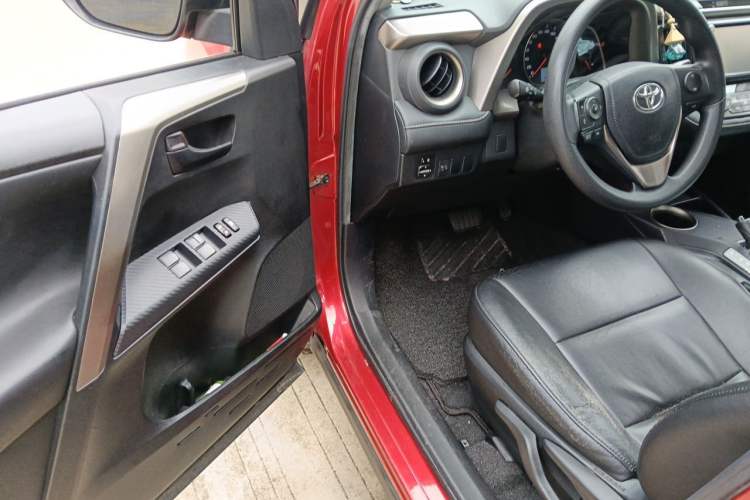 Used Toyota RAV4 2015 2.0L CVT Two-Wheel Drive Fashion Edition Driver Seat