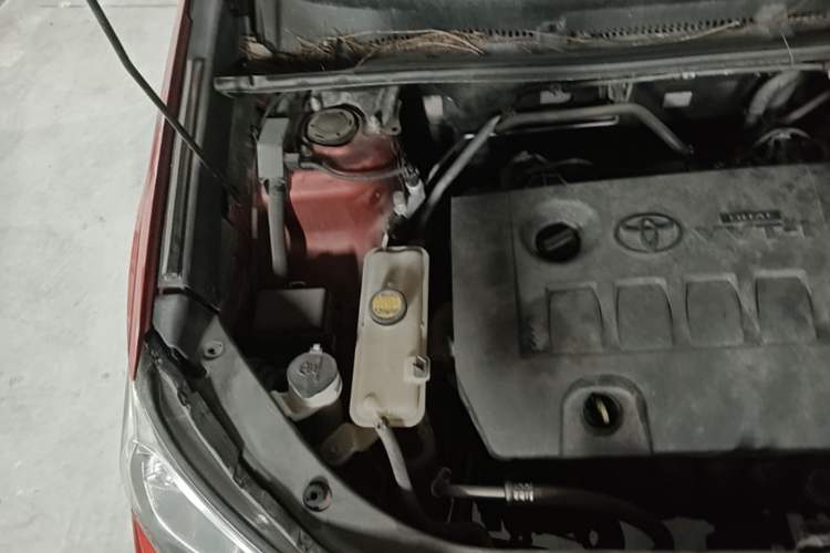 Used Toyota RAV4 2015 2.0L CVT Two-Wheel Drive Fashion Edition Engine Bay Right
