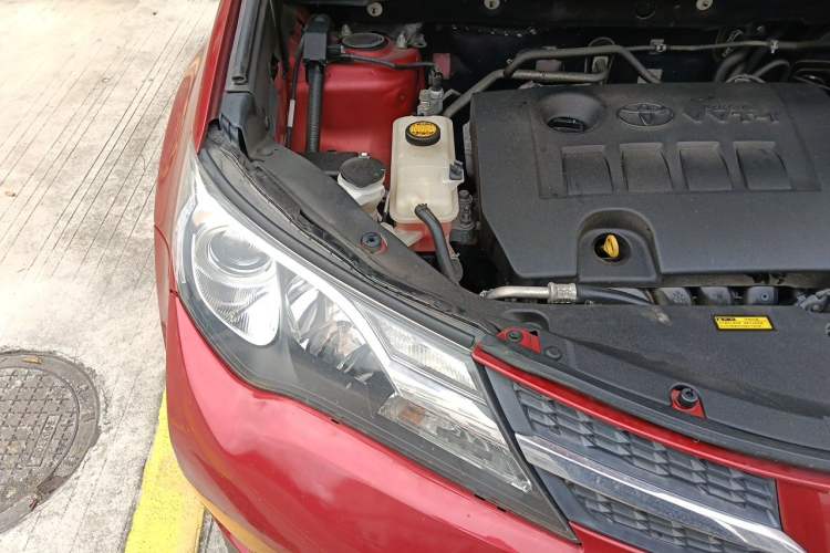 Used Toyota RAV4 2015 2.0L CVT Two-Wheel Drive Fashion Edition Engine Bay Right