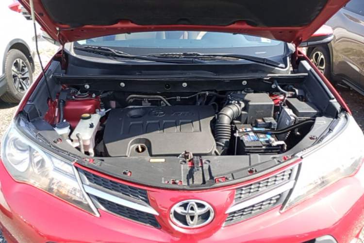 Used Toyota RAV4 2015 2.0L CVT Two-Wheel Drive Fashion Edition Engine Bay