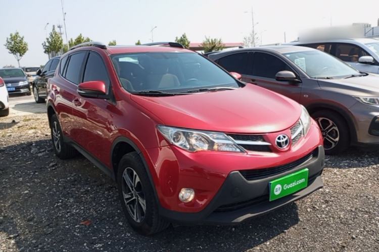 Used Toyota RAV4 2015 2.0L CVT Two-Wheel Drive Fashion Edition Front Right 45 Deg
