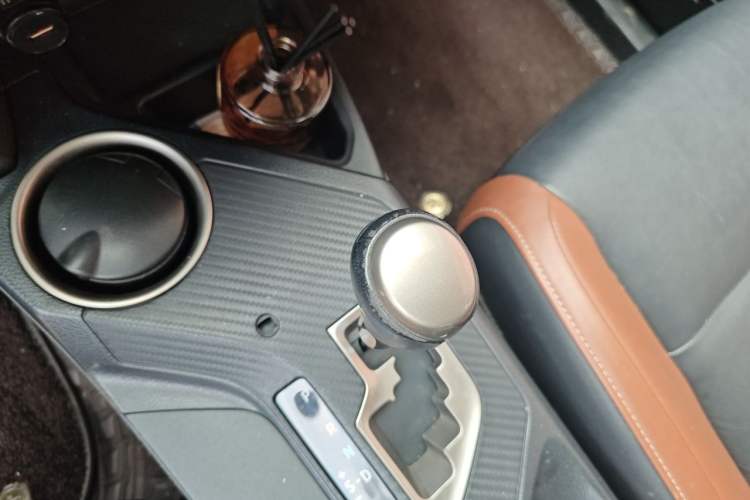 Used Toyota RAV4 2015 2.5L Automatic 4x4 Prestige Edition Gear Lever