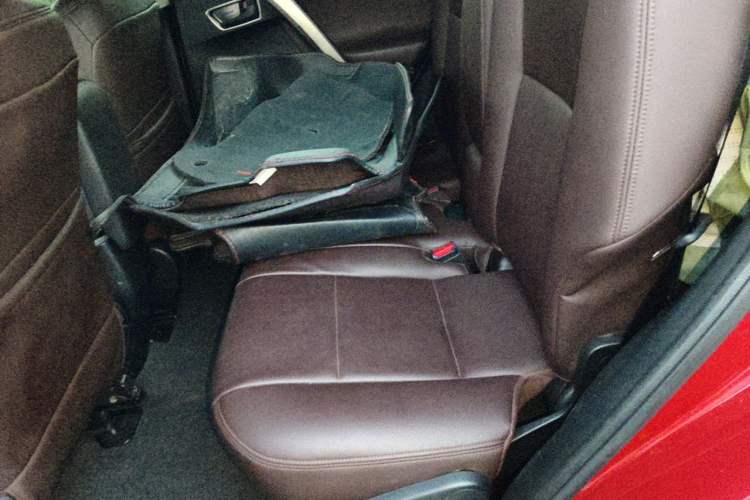Used Toyota RAV4 2015 2.0L CVT Two-Wheel Drive Fashion Edition Left Rear Seat