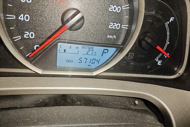 Used Toyota RAV4 2015 2.0L CVT Two-Wheel Drive Fashion Edition Odometer Close Up