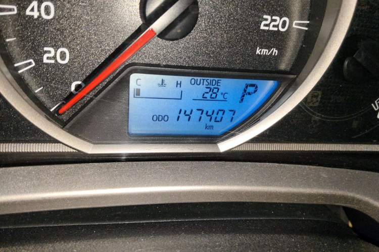 Used Toyota RAV4 2015 2.0L CVT Two-Wheel Drive Fashion Edition Odometer Close Up