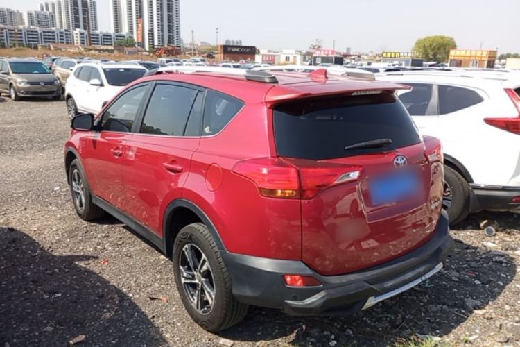 Used Toyota RAV4 2015 2.0L CVT Two-Wheel Drive Fashion Edition Rear Left 45 Deg