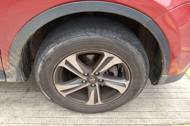 Used Toyota RAV4 2015 2.0L CVT Two-Wheel Drive Fashion Edition Right Front Wheel Hub