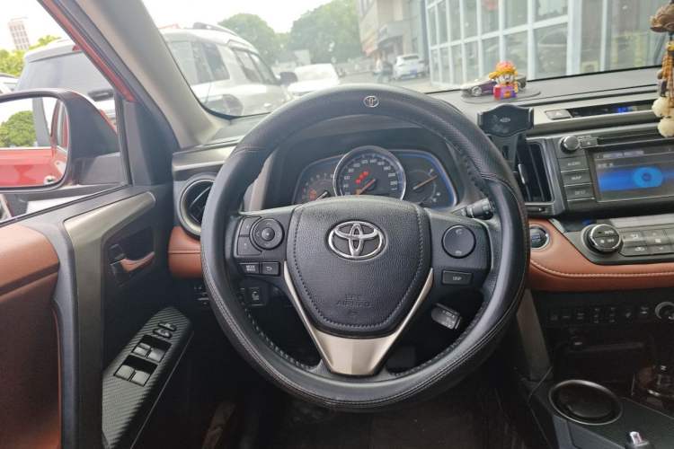 Used Toyota RAV4 2015 2.5L Automatic 4x4 Prestige Edition Steering Wheel