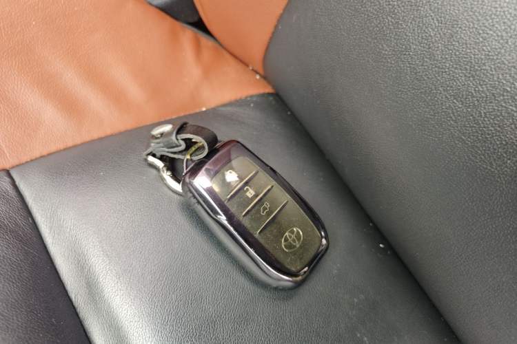 Used Toyota RAV4 2015 2.5L Automatic 4x4 Prestige Edition Vehicle Key