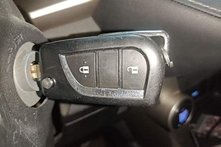 Used Toyota RAV4 2015 2.0L CVT Two-Wheel Drive Fashion Edition Vehicle Key