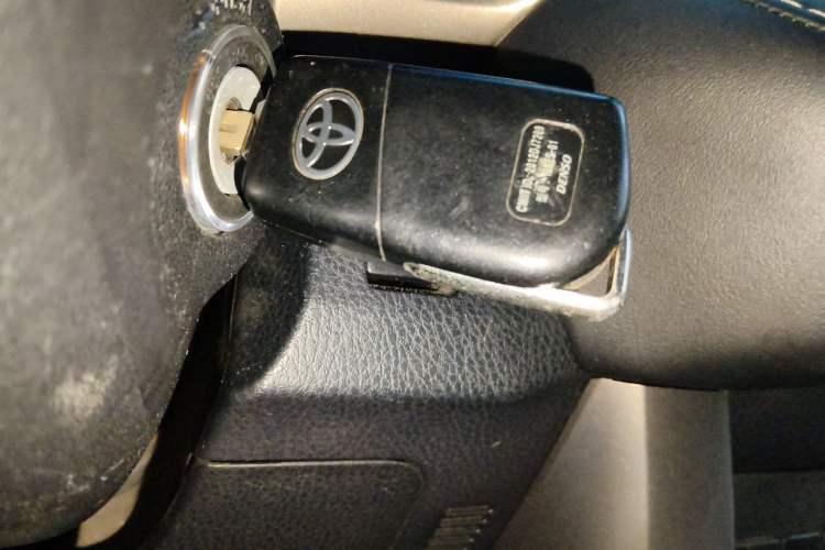 Used Toyota RAV4 2015 2.0L CVT Two-Wheel Drive Fashion Edition Vehicle Key