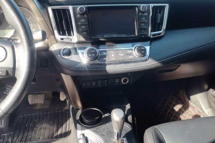 Used Toyota RAV4 2015 2.5L Automatic 4x4 Elite Edition Audio And AC Panel