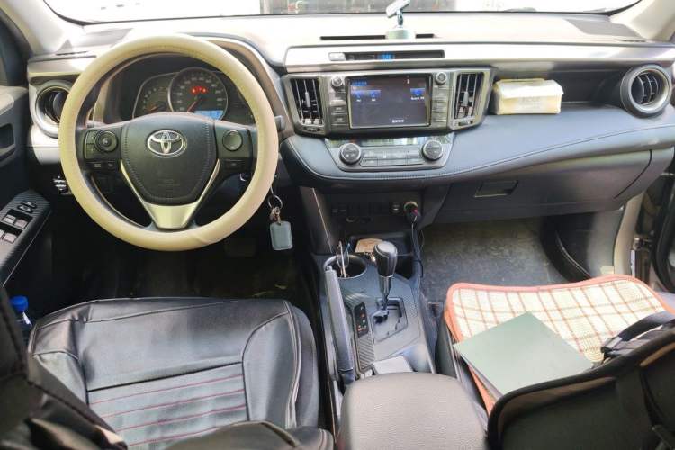 Used Toyota RAV4 2015 2.0L CVT Two-Wheel Drive Fashion Edition Center Console