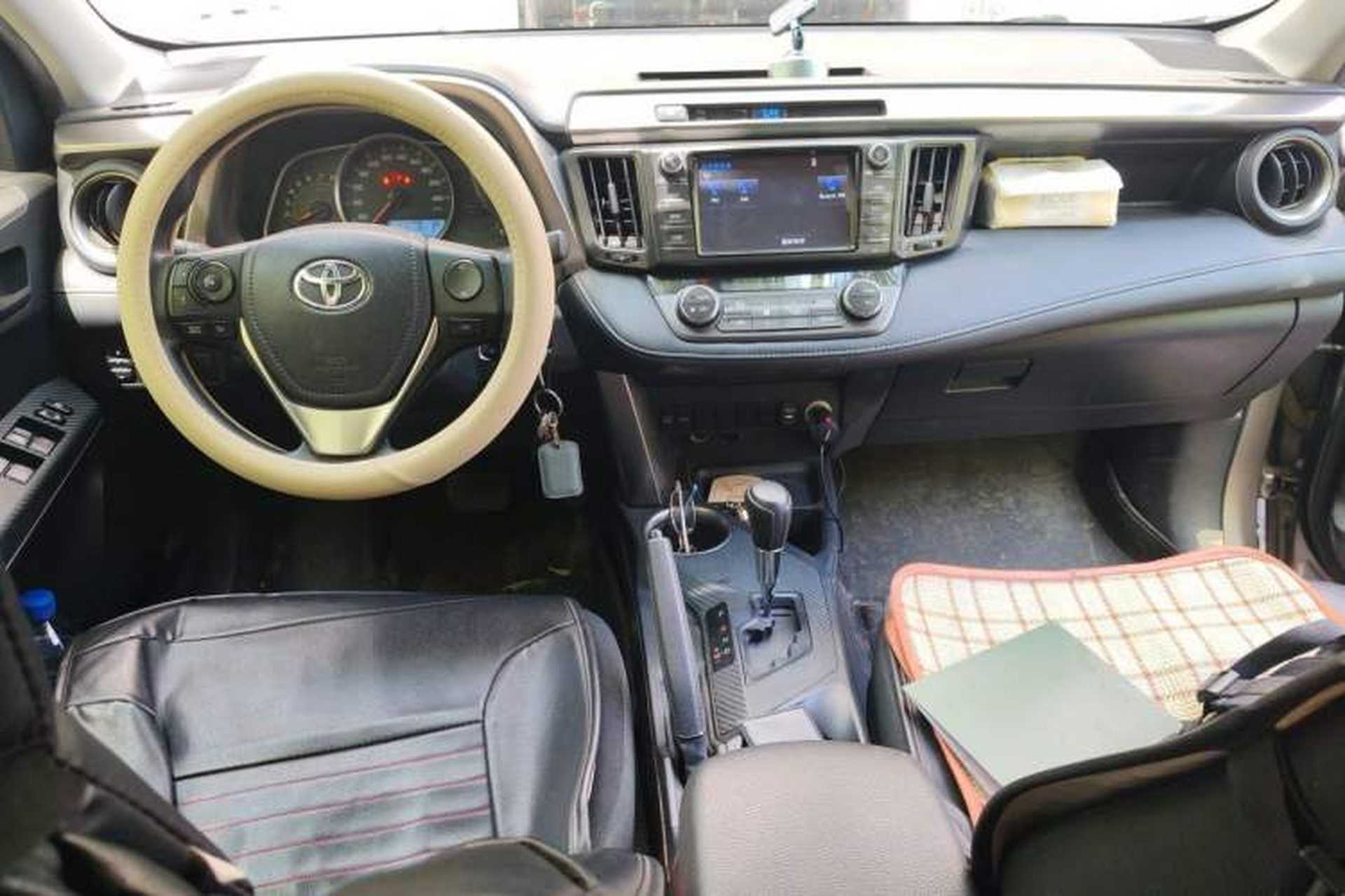 Used Toyota RAV4 2015 2.0L CVT Two-Wheel Drive Fashion Edition Center Console