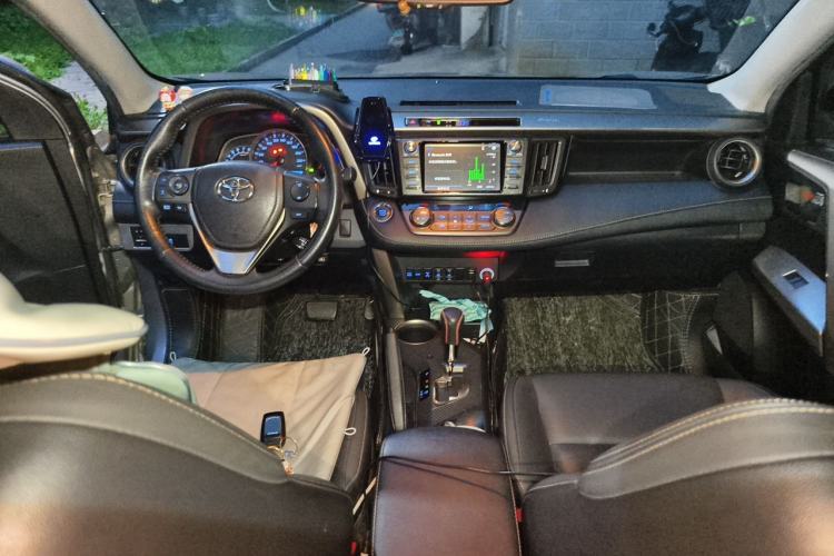 Used Toyota RAV4 2015 2.5L Automatic 4x4 Elite Edition Center Console