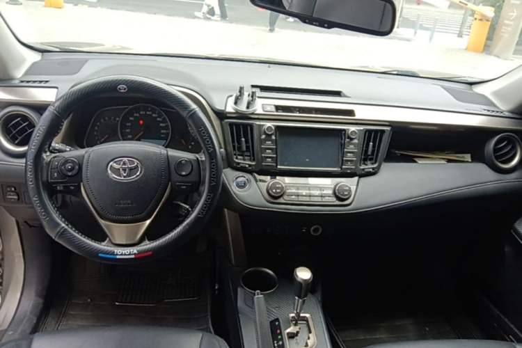 Used Toyota RAV4 2015 2.5L Automatic 4x4 Elite Edition Center Console