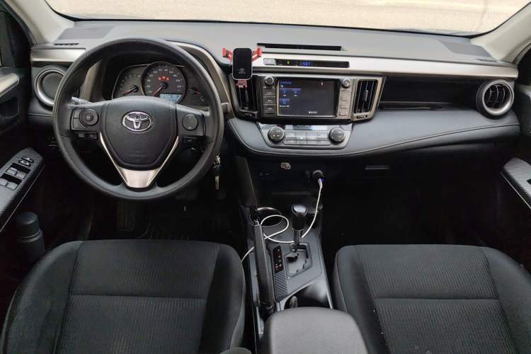 Used Toyota RAV4 2015 2.0L CVT Two-Wheel Drive Fashion Edition Center Console