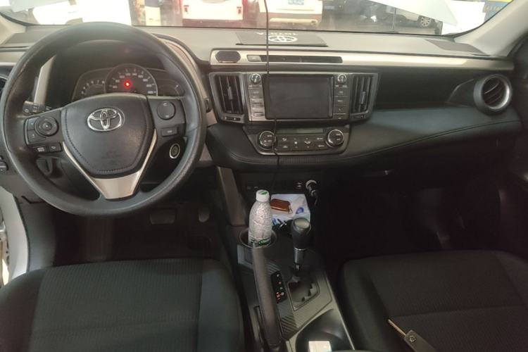 Used Toyota RAV4 2015 2.0L CVT Two-Wheel Drive Fashion Edition Center Console