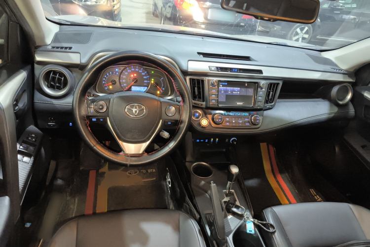 Used Toyota RAV4 2015 2.5L Automatic 4x4 Elite Edition Center Console