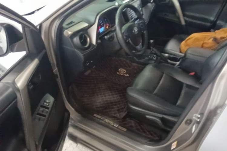Used Toyota RAV4 2015 2.0L CVT Two-Wheel Drive Fashion Edition Driver Seat